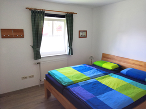 Ein grosses Bett l�dt zum Kuscheln und Tr�umen ein - zum Vergr�ssern ins Bild klicken!