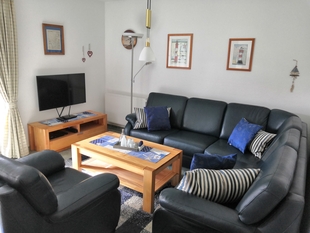 Das gem�tliche Wohnzimmer mit Blick auf die Terrasse - zum Vergr�ssern ins Bild klicken!