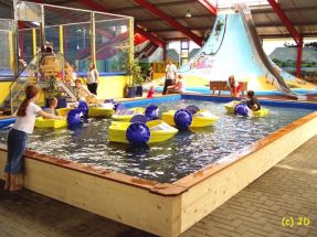 der neue Pool mit Schaufelradbooten - fr kleine Kapitne